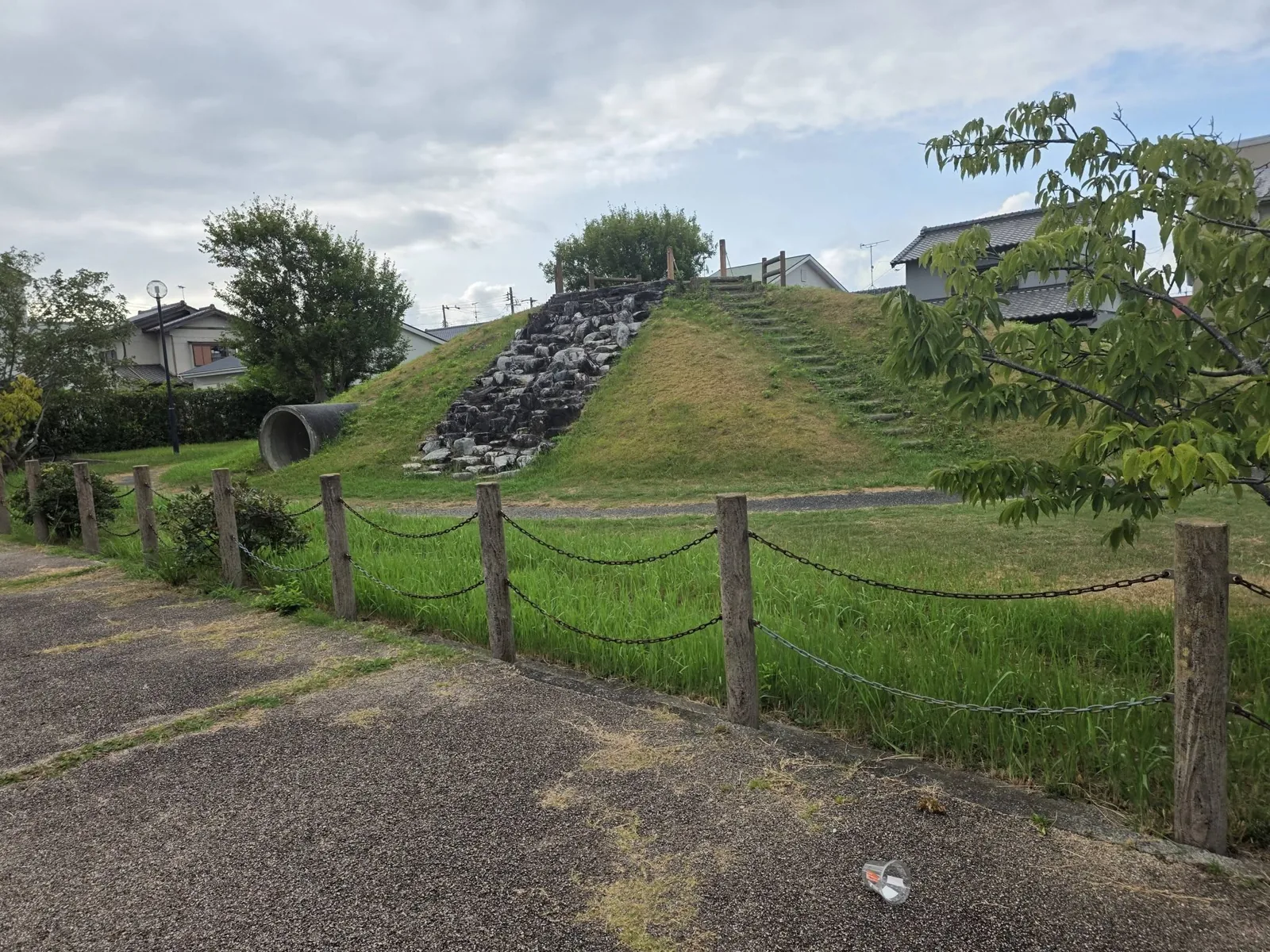 福田ふるさと公園:石組みの斜面とトンネルがある芝生の築山
