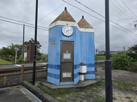 福田ふるさと公園：時計を掲げた青い独立トイレ