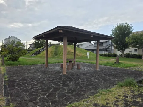 福田ふるさと公園：テーブルと座席を備えた屋根付き四阿