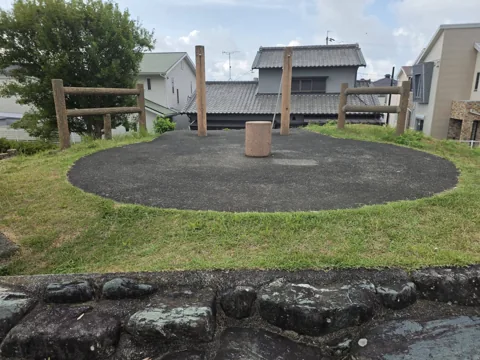 福田ふるさと公園：築山上に設けられた円形舗装面と柱状設備