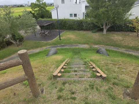 福田ふるさと公園：築山へ続く丸太状の階段