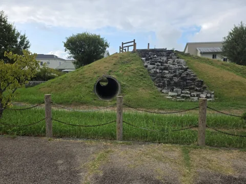 福田ふるさと公園：芝生築山の下部に開いた円形トンネル