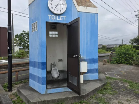 福田ふるさと公園：独立トイレ内部の床置き小便器