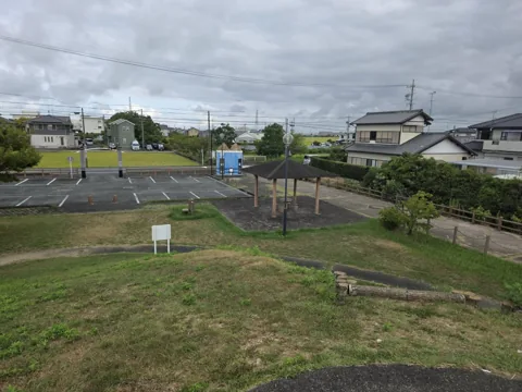 福田ふるさと公園：築山上から見た駐車場と園内施設