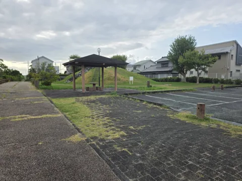 福田ふるさと公園：屋根付き四阿と芝生築山、舗装園路