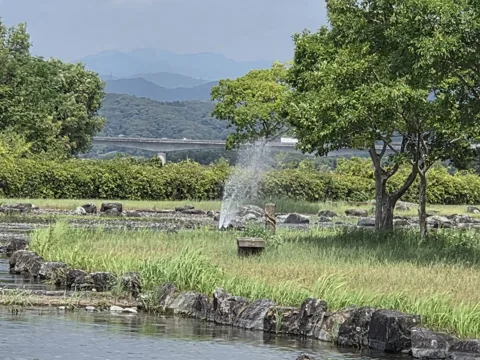 天竜川ラブリバー公園：水路内で水が噴き上がる様子
