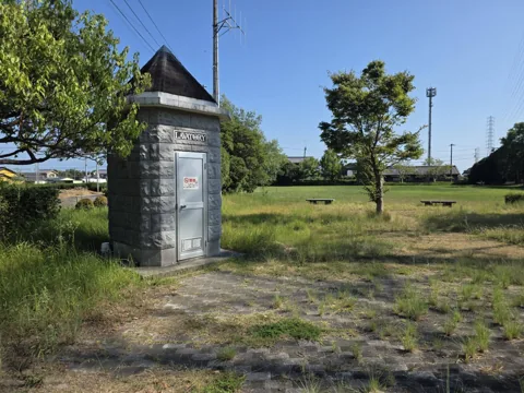 おおぞら公園：園内にある独立型のトイレ外観